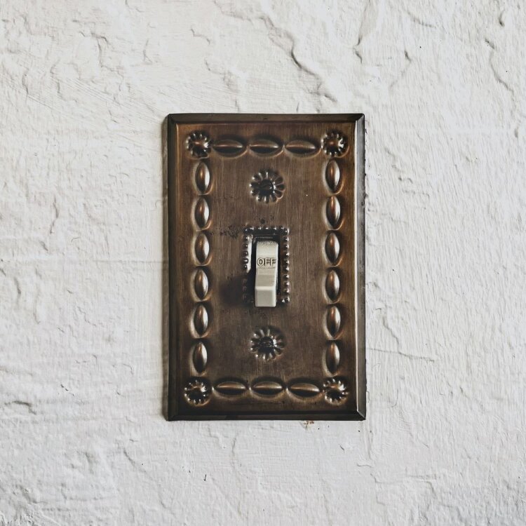 Выключатель встраиваемый одноклавишный (демо)